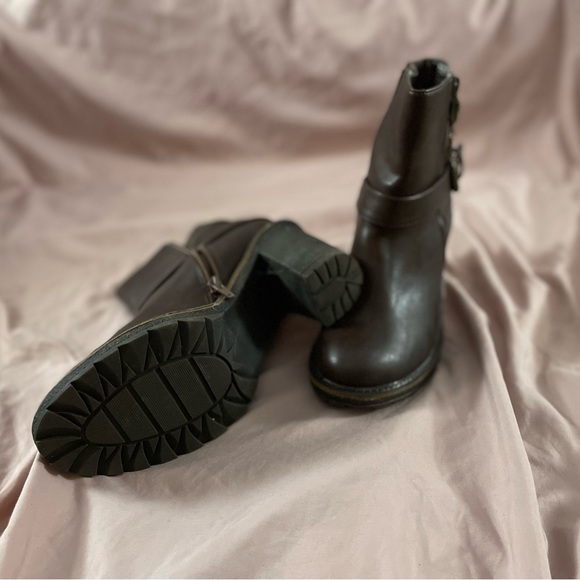 White mountain brand. Size 8.5 Brown. Never worn - Picture 3 of 3